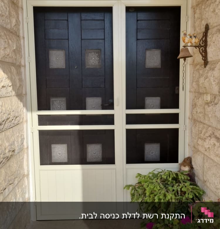 דלת אלומיניום לבנה עם זכוכית מרובעת מעליה